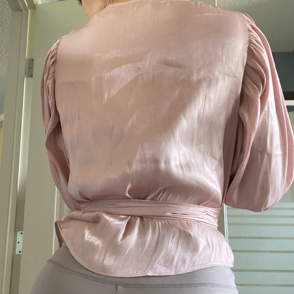 Light pink silky balloon sleeve wrap top - Picture 3 of 3